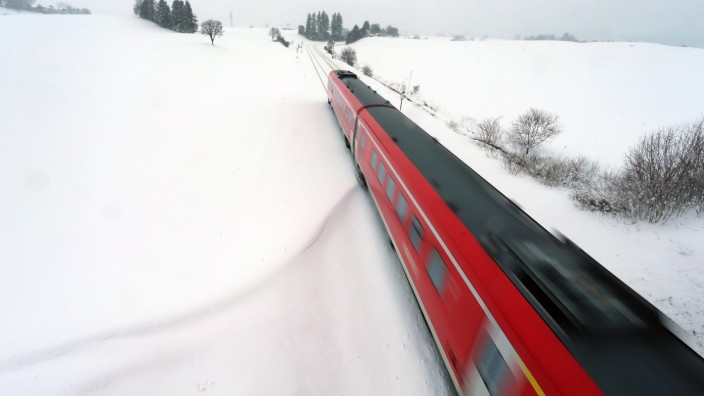 Skifahren: Keine schneeglatten Straßen, kein Stau, außerdem ist die Anreise mit der Bahn klimafreundlich.