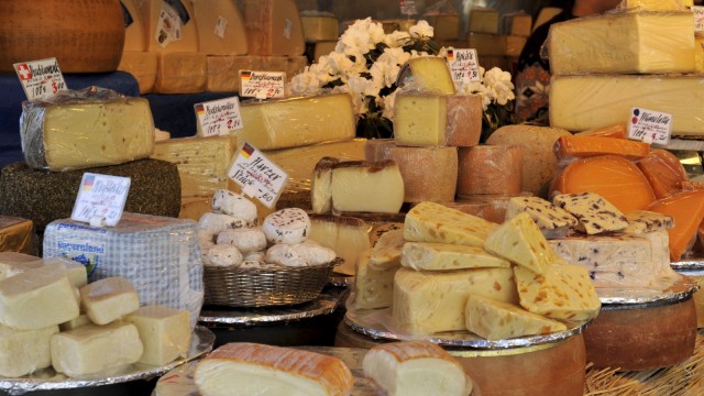 Tipps für München und Region: Käseparadies: Auf dem Münchner Viktualienmarkt bekommt man eine riesige Auswahl.