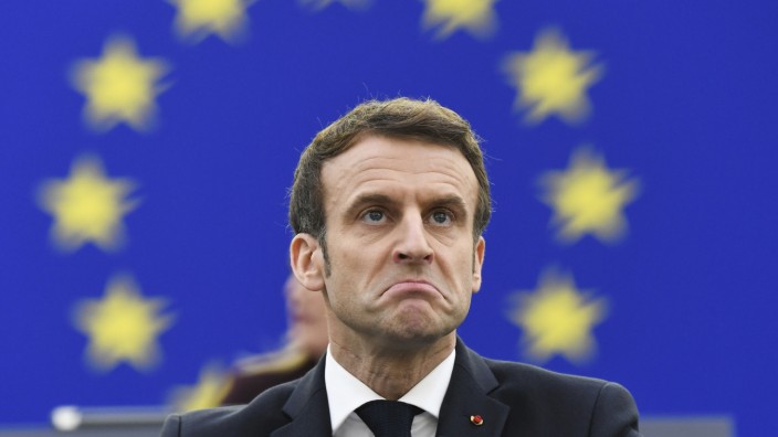 Wahlkampf in Frankreich: Der französische Präsident Emmanuel Macron muss sich am Mittwoch in Straßburg harte Worte an den Kopf werfen lassen.