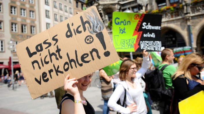 Klimaschutz: Klimaschutzaktivisten von "Extinction Rebellion" protestieren 2019 vor dem Münchner Rathaus gegen den Plan der Stadt, den mit Steinkohle betriebenen Block des Heizkraftwerks München-Nord auch nach 2022 weiterlaufen zu lassen. Nun soll es noch in diesem Jahr abgeschaltet werden.