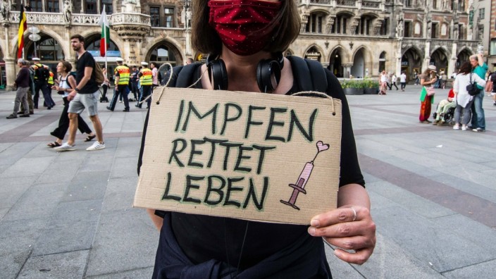 Radikalisierung: Schon seit bald zwei Jahren finden Demonstrationen von Corona-Leugnern, Impfgegnern, Querdenkern und Rechtsextremen statt - häufig begleitet von Gegendemonstranten wie hier in München.