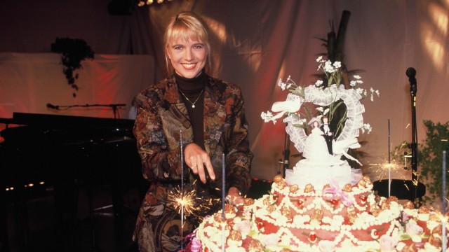 Fernsehunterhaltung: Eine Show mit dem schrägen Glamour des frühen Privatfernsehens: Die "Traumhochzeit" im Premierenjahr 1992 mit Moderatorin Linda de Mol.