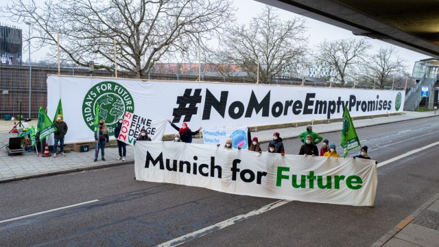 Klimapolitik: Keine leeren Kompromisse: "Fridays for Future" begrüßt die Stadträte mit einem 60 Meter langen Plakat.