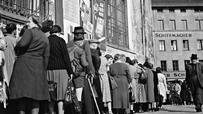 Ahnenforschung: Versorgungsnot nach dem Krieg: Münchner warten 1948 in einer langen Schlange, um sich Freibankfleisch zu kaufen.