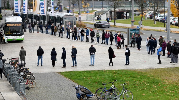 Impfpflicht: Schlange stehen vor den Impfbussen: Straßenszene in Wien aus dem Herbst.