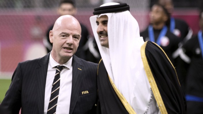 Gianni Infantino und die Fifa: Fifa-Präsident Gianni Infantino (links) mit dem Emir von Katar Tamin Bin Hamad Al Thani bei der Siegerehrung des Arab Cup 2021.