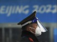 Olympia 2022: Ein Polizist vor dem Pressezentrum in Peking