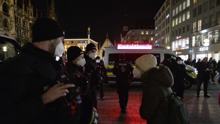 Corona-Protest in München: Eine Frau debattiert am Abend mit der Polizei.