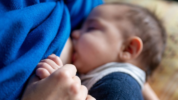 Medizin: Eine Mutter stillt ihren vier Monate alten Sohn. Auch über diesen Weg bekommen Säuglinge Bakterien übertragen, die wichtig sind für ihre Gesundheit.