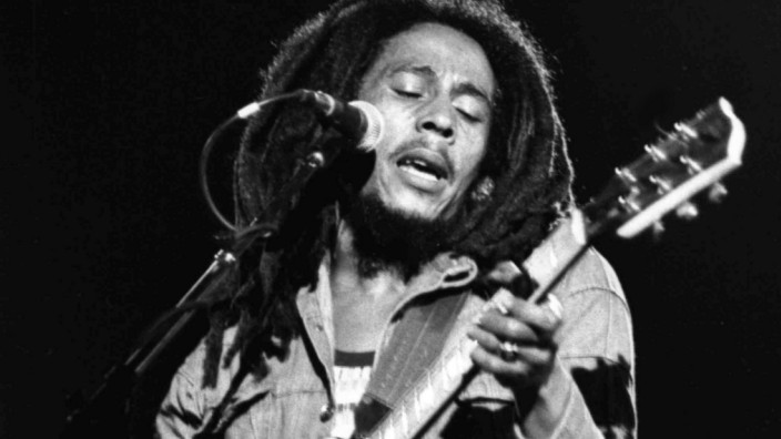 Musik auf Corona-Demos: Der Legende nach schrieb Bob Marley "Get Up, Stand Up", nachdem er Konzerte in Haiti gespielt und dort erlebt hatte, wie die in Armut lebende Bevölkerung zur devoten Dankbarkeit erzogen wurde.