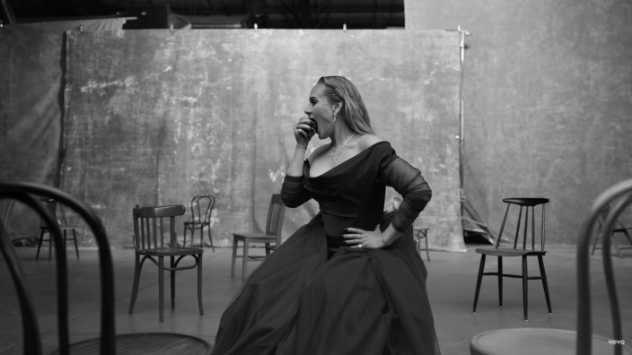 Haben und Sein: "Oh My God": Die Sängerin Adele in ihrem neuen Video, in einer Robe von Vivienne Westwood.