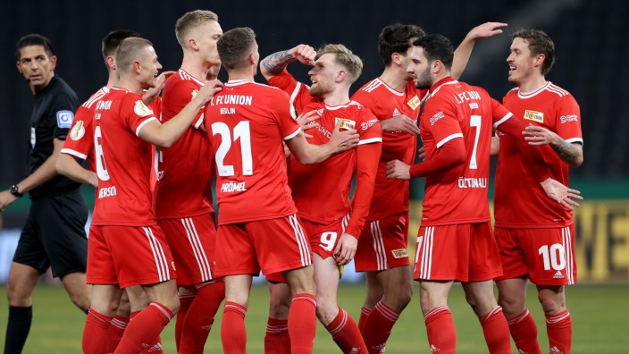 Pokalsieg gegen Hertha: Unions Spieler bejubeln das 0:1 durch Andreas Voglsammer - die Gäste waren gegen die Hertha einfach besser.