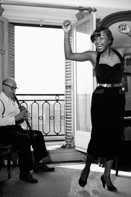Jazzmusiker Mezz Mezzrow: Auf der Höhe seines Ruhms: Der Jazzmusiker begleitet eine Künstlerin in Paris auf der Klarinette (etwa 1950).
