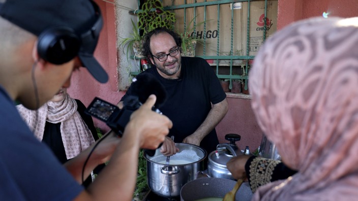 Gourmetküche: Fadi Kattan kocht vor seinem Restaurant in Bethlehem einfach weiter - derzeit nicht für Gäste, sondern für Youtube-Videos.