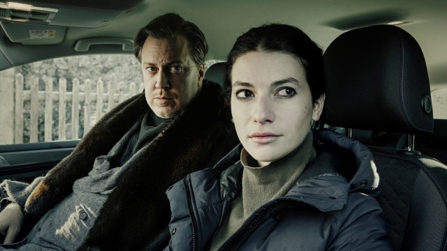 Sky-Serie "Der Pass": Der Mantel ist unversehrt, aber der Kopf nicht: Gedeon Winter (Nicholas Ofczarek) und die junge Kollegin Yela Antic (Franziska von Harsdorf).