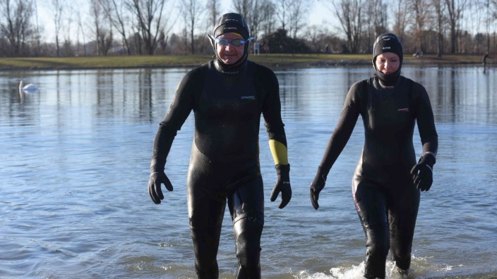 Karlsfeld: Hüpfen auch im Winter in den Karlsfelder See: Die Freiwasserschwimmer Manni Mayr (links) mit Gesa Jörg.