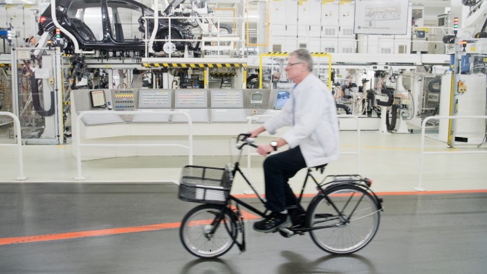 Arbeitsmarkt: Wegweisender Verkehr im VW-Werk Wolfsburg: Dort sind nicht nur Autos, sondern auch Fahrräder unterwegs.