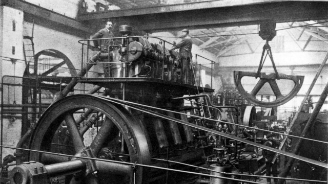 Deutz und die Frauenquote: Montage von Großmotoren im Jahr 1910: Deutz baute zwischenzeitlich auch selbst Lastwagen, Busse und Traktoren. Doch mit der Zeit konzentrierten sich die Kölner wieder auf Motoren.