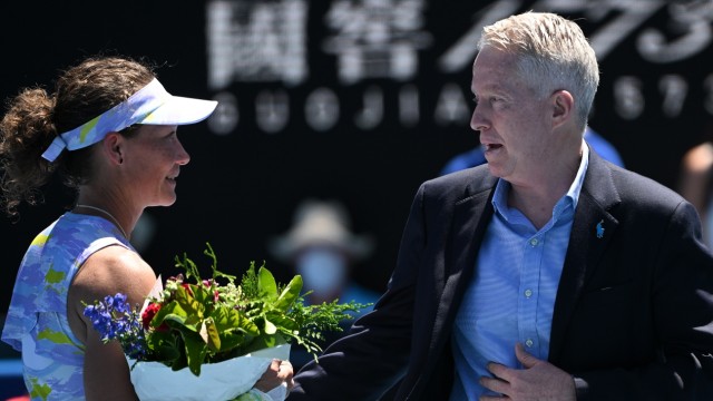 Novak Djokovic: Mal eine unverfängliche Aufgabe: Craig Tiley, Chef der Australian Open und des Verbandes Tennis Australia, überreicht Samantha Stosur zum Karriereende Blumen.