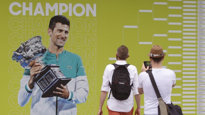 Novak Djokovic: Noch ist Novak Djokovic zwar in Melbourne zu sehen, aber nur noch auf der großen Tafel mit der Auslosung. Zuletzt war der Weltranglisten-Erste wieder in Belgrad.