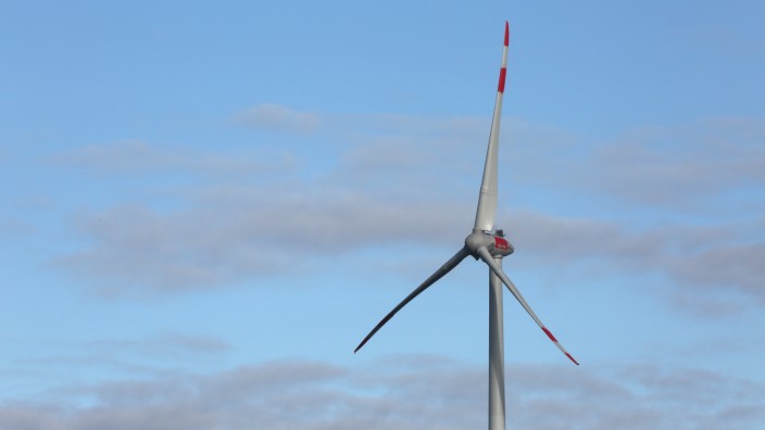 Windkraft im Landkreis Freising: Der Freisinger Landrat Helmut Petz will bei Thema Windkraft im Landkreis Skeptiker druch Bürgerbeteiligungen überzeugen.