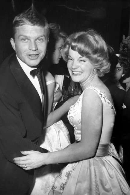 Nachruf auf Hardy Krüger: Hardy Krüger tanzt 1959 auf einem Filmball mit Romy Schneider.