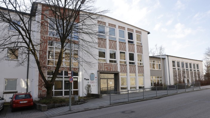 Ausblick auf 2022: Viel Geld wird der Landkreis Freising in das Hofmiller-Gymnasium stecken müssen. Sei es für eine Sanierung oder einen Neubau.