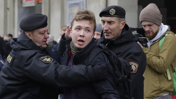 Belarus: Die Polizei nimmt Roman Protassewitsch in Minsk fest, nachdem die Behörden sein Flugzeug abgefangen hatten.
