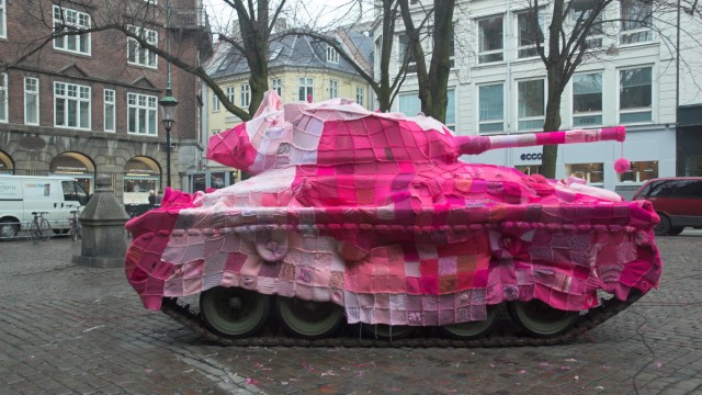 Freizeit: Patchwork-Panzer: Dieses Kampfgefährt aus dem Zweiten Weltkrieg ließ die dänische Künstlerin Marianne Jørgensen 2006 einstricken, aus Protest gegen den Eintritt Dänemarks in den Irakkrieg. Die 4000 rosa Wollquadrate für die Decke lieferten Menschen aus ganz Europa und den USA.