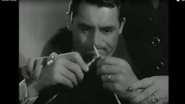 Freizeit: Nur keine Maschen fallen lassen: Cary Grant lernt im Film "Mister Lucky" (1943) stricken, anfangs beträchtlich angenervt davon, wird es zu seiner Obsession.