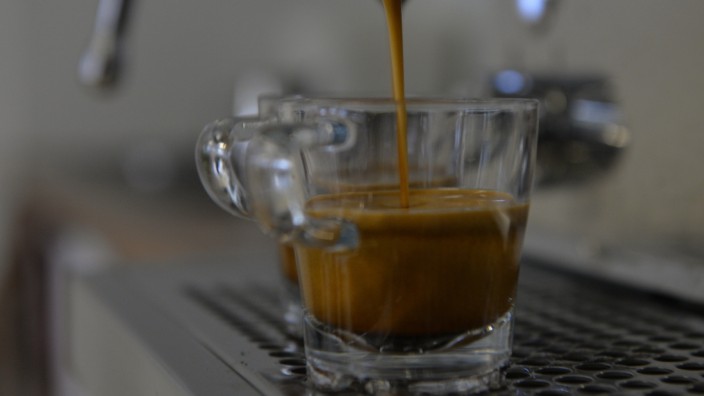 Kaffee-Trend: Experten können schon an der Art, wie Espresso in die Tasse fließt, erkennen, ob er die richtige Temperatur hat.