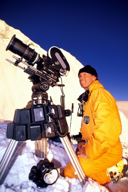 Willy Bogner: Willy Bogner bei Dreharbeiten im Schnee. Er war Skifahrer, Filmemacher, Designer und Liebling der Society.