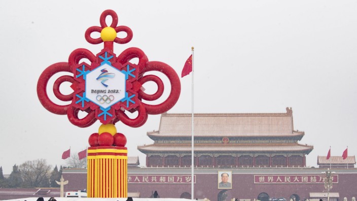Olympia: Kühle Pracht: Der Tiananmen-Platz in Peking mit Olympia-Symbolik.
