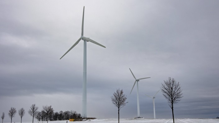 Gewinnwarnung bei Siemens Gamesa: Windturbinen in einer verschneiten Landschaft in Sachsen. Der Windkraftanlagen-Bauer Siemens Gamesa steckt tief in den roten Zahlen. Ausgerechnet in einem Zukunftsgeschäft.
