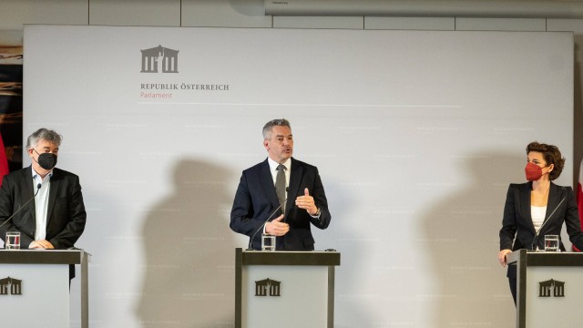 Österreich: Regierungsspitze mit Unterstützung der Opposition: Vizekanzler Werner Kogler (Grüne), Bundeskanzler Karl Nehammer (ÖVP) und SPÖ-Chefin Pamela Rendi-Wagner.