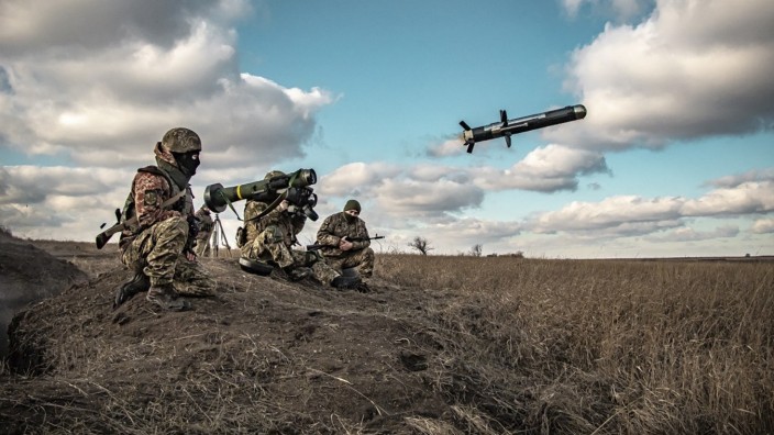 Ukraine-Krise: Soldaten der Ukraine schießen in der Donezk-Region US-amerikanische Javelin-Panzerabwehrwaffen ab.