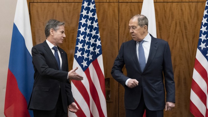 Ukraine-Konflikt: Bleiben im Gespräch: US-Außenminister Antony Blinken und sein russischer Kollege Sergej Lawrow bei ihrem Treffen in Genf.