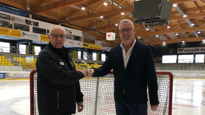 Eishockey: Er weiß, dass "meine Person im Isarwinkel polarisiert": Ralph Bader (rechts) ist von Hubert Hörmann als neuer Geschäftsführer der Tölzer Löwen vorgestellt worden.