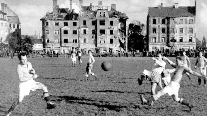 Fußball in der Nazi-Zeit: Im zerstörten Grünwalder Stadion rollt schon bald nach Kriegsende wieder der Ball: Spielszene vom 7. Oktober 1945 zwischen Bajuwaren München und FC Bayern.