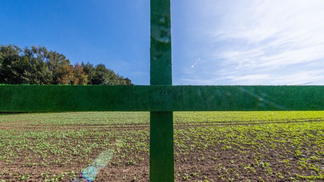 Agrarpolitik: Jedes grüne Holzkreuz am Wegrand steht für einen aufgegebenen Hof.