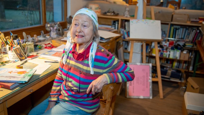 Porträt: In ihrem Haus in Gräfelfing sitzt die Kinderbuchautorin und Illustratorin Binette Schroeder auch mit 82 Jahren noch regelmäßig an ihrem Arbeitsplatz, wo sie unter anderem Bilder für Bücher von Michael Ende entwarf.