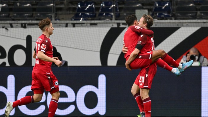 Bundesliga: Die Bielefelder Cedric Brunner, Alessandro Schöpf und Patrick Wimmer bejubeln den Treffer zum 2:0.