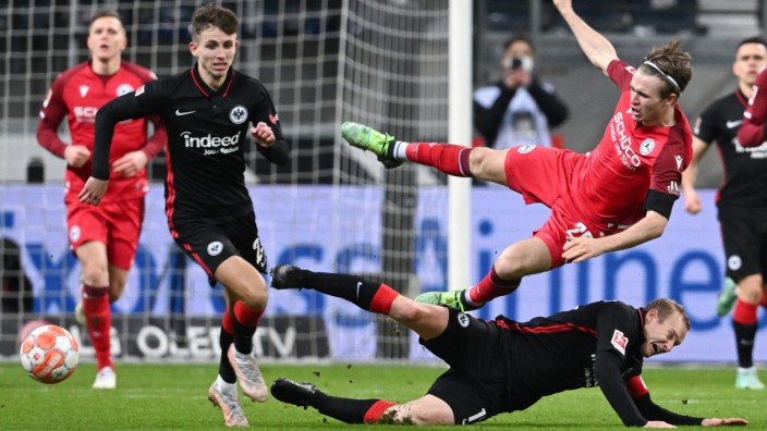 Bundesliga: Unterliegt im Kampf um den Ball: Frankfurts Sebastian Rode (rechts unten) gegen Bielefelds Patrick Wimmer.