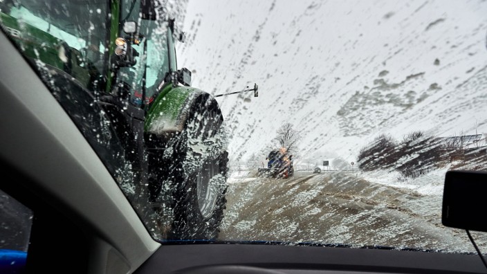 Winterdienste in Ebersberg: Schneeräumfahrzeuge waren in den vergangenen Tagen ständig unterwegs, wie hier bei der Kreuzung in Langwied.