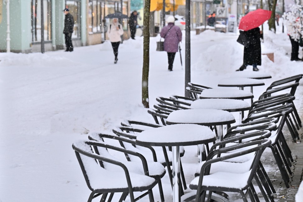Wintertag in der Fußgängerzone von Bad Reichenhall. Schneefall hindert nicht an einem Spaziergang. Bad Reichenhall Baye