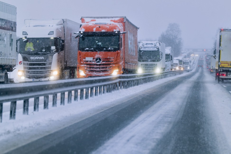 Verkehrschaos bei Schneeglätte. Bei Schnee und Eisglätte sind Lastwagen auf der A8 Salzburg München steckengeblieben. D