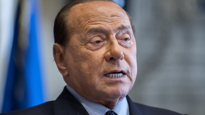 Italien: Silvio Berlusconi, ehemaliger Premierminister von Italien, zieht seine Kandidatur zurück.
