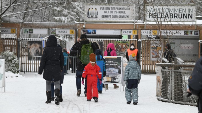 Ärger um Jahreskarten: Lange Wartezeiten, selbst wenn nicht viel los ist: Kinder und Erwachsene stehen am Samstag am Eingang des Zoos.