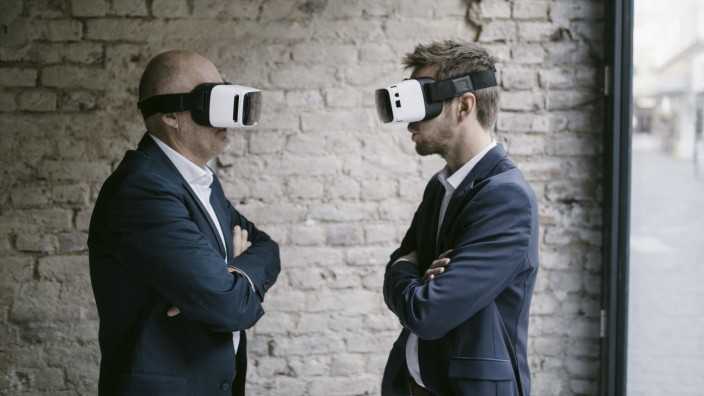 Netzkolumne: Was wohl hinter den VR-Brillen vorgeht? Tech-Unternehmen wollen die Gesichtsausdrücke mithilfe winziger Kameras und Sensoren in den Virtual-Reality-Brillen analysieren.