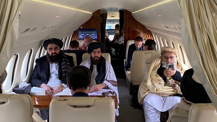 Afghanistan: Startbereit: Die Delegation der Taliban wartet auf dem Flughafen Kabul auf ihren Abflug in die norwegische Hauptstadt Oslo.